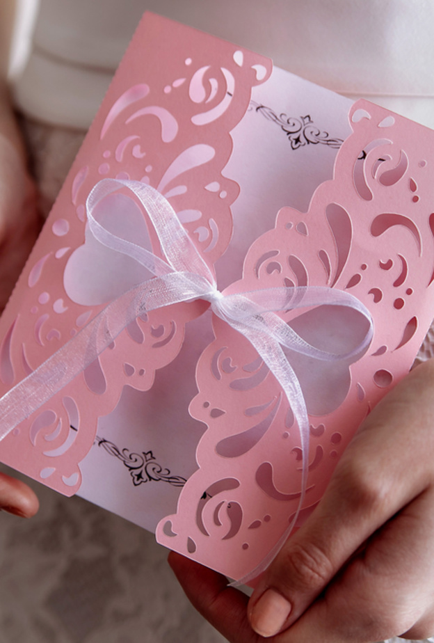 shutterstock_14 سؤالا يجب طرحه قبل شراء بطاقات الدعوة لزفافك