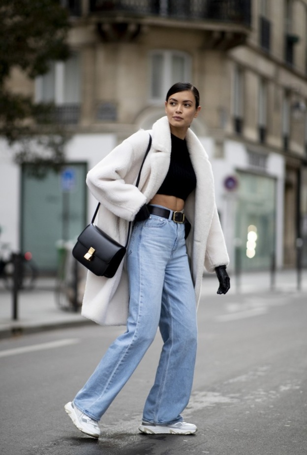 معطف أبيض مميّز نُسق مع "كروب توب" وسروال "دنيم"