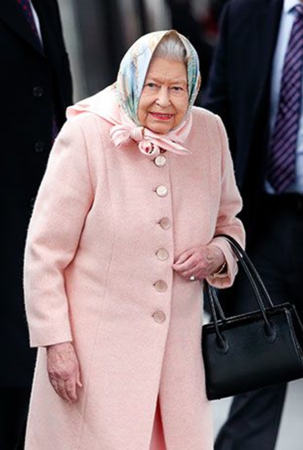 ملكة بريطانيا تصل إلى ساندرينجهام بطائرة هيلوكوبتر