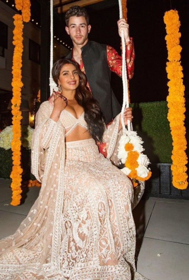 بريانكا تشوبرا وضيوفها من المشاهير في أزياء هندية بلوس أنجلوس 