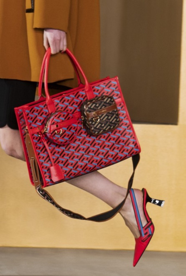 حقيبة يد حمراء من "فرزاتشي"