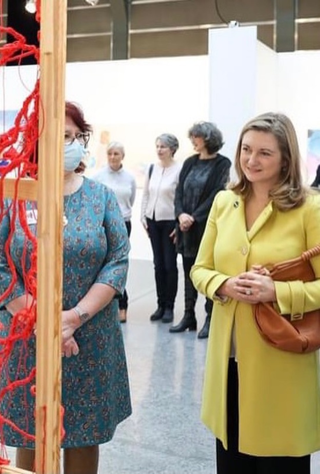 الأميرة ستيفاني تزور معرض الدائرة الفنية 2021