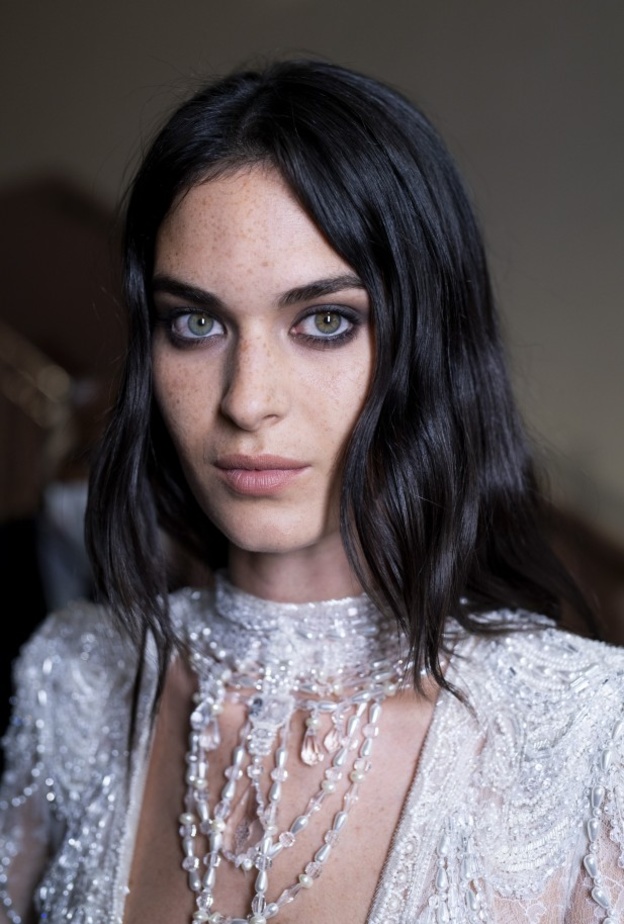 كيفية تطبيق مكياج عيون ملفت مع الشفاه النيود موضة خريف 2021