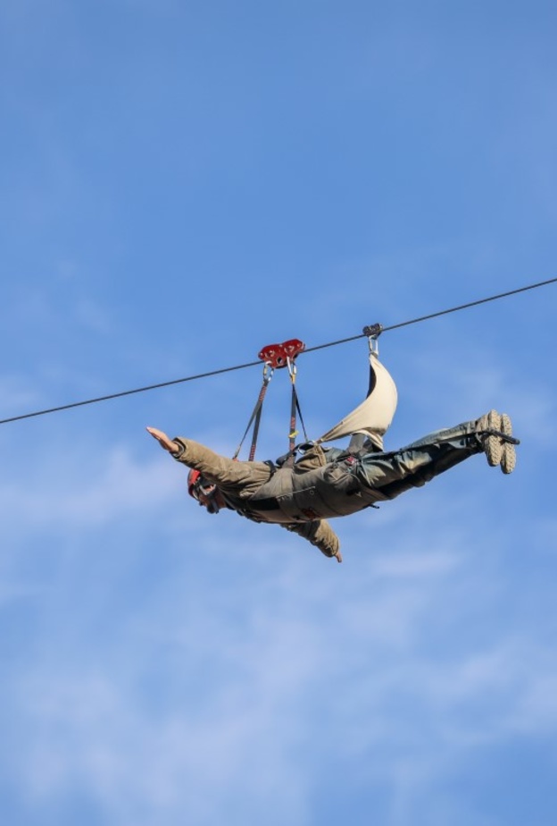 تجربة زيبلاين العلا.. حلق في سماء العلا وعش أجواء المغامرة- المصدر اسكتشف العلا 