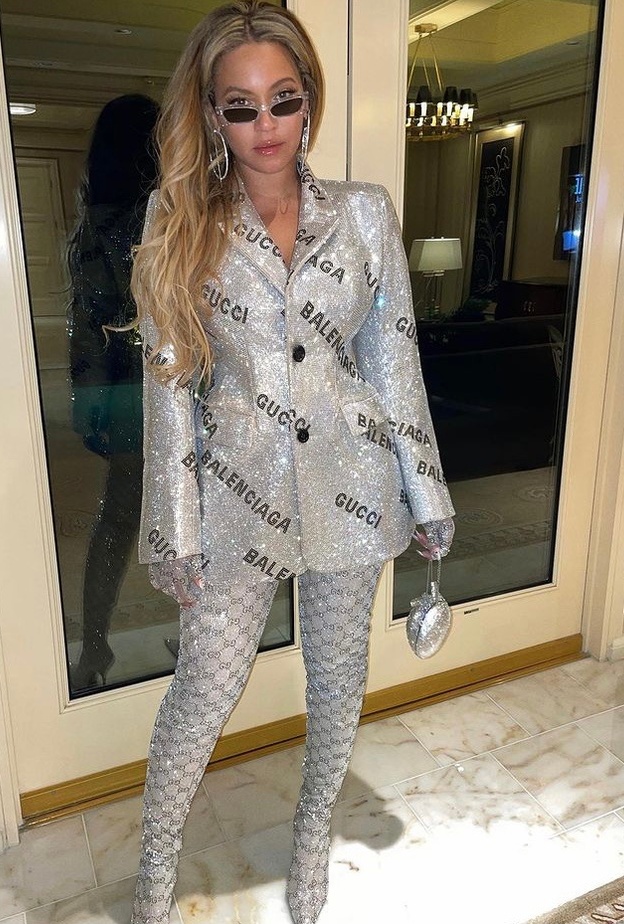 أطلت بلوك فضي متلألئ تألف من معطف Gucci x Balenciaga مزين بالكريستال بقيمة 13000 دولار