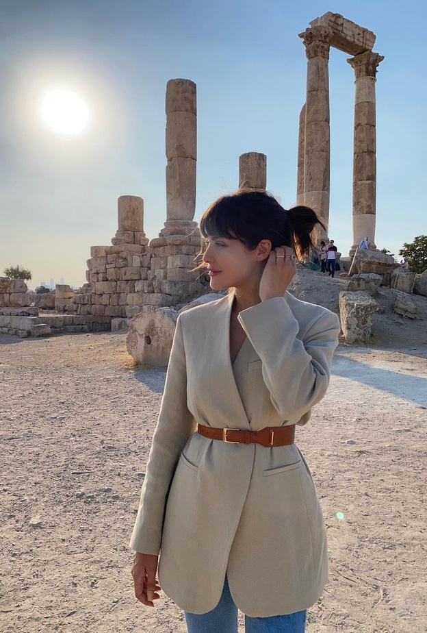 أطلّت بالبليزر الطويل البيج وحددت خصرها بحزام