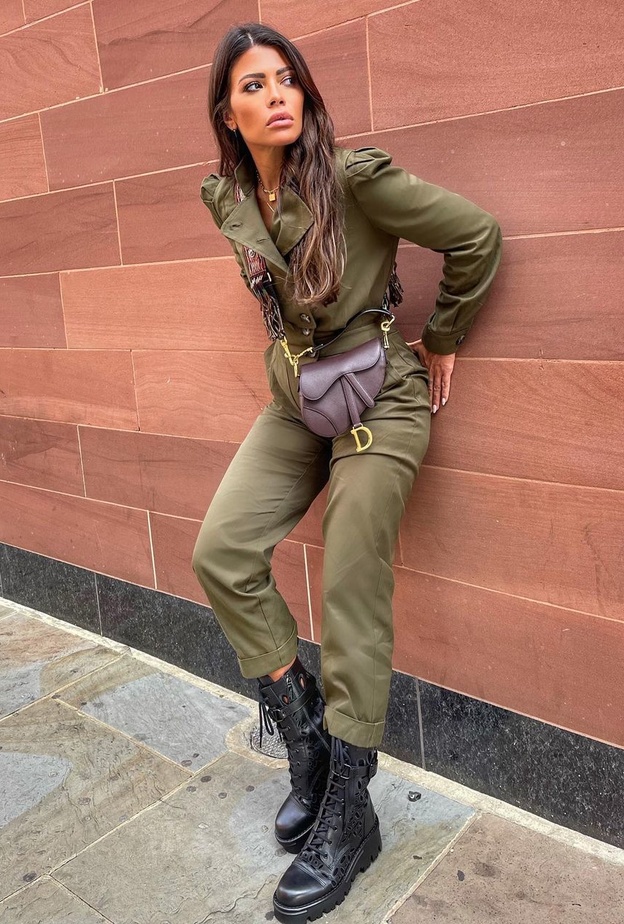 إختارت العنود البدر الجمبسوت الزيتي العصريّ نسّقت معه البوت الضخم وحقيبة من ديور