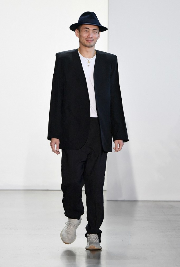 إستحوذ المصمم Han Chong مؤسس Self-Portrait على علامة Roland Mouret الفاخرة