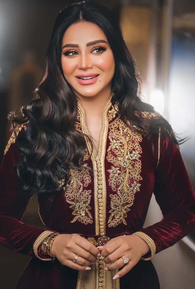 تسريحات عصرية لصاحبات الشعر الطويل من وحي لجين عمران 2021