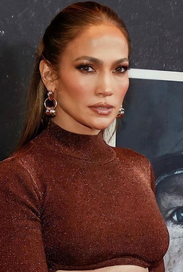 اطلالات جنيفر لوبيز برسمات المكياج البني القوي