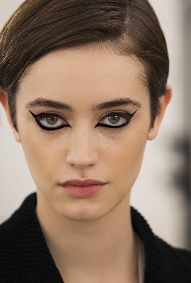 اطلالات مكياج CHANEL بخطوط الايلاينر السوداء