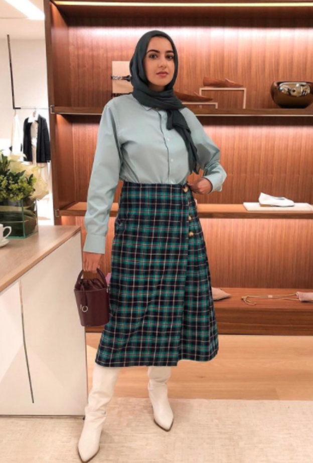 أفكار لتنسيق الأزياء بنقشة الكارو للمحجبات لاطلالات شتاء 2022