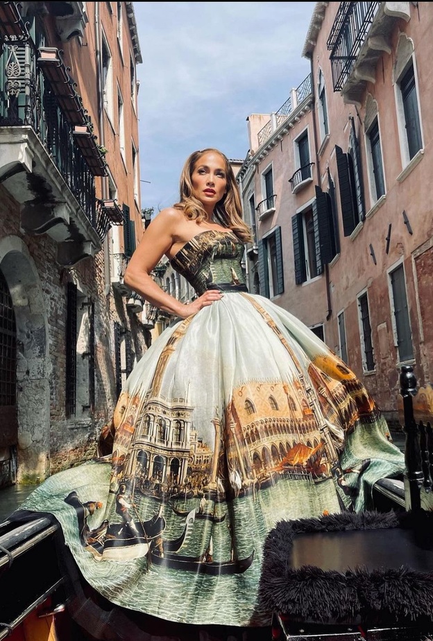 اطلالة من توقيع دولتشي اند غابانا جمعت بين الأزياء والفن بشكل مثاليّ