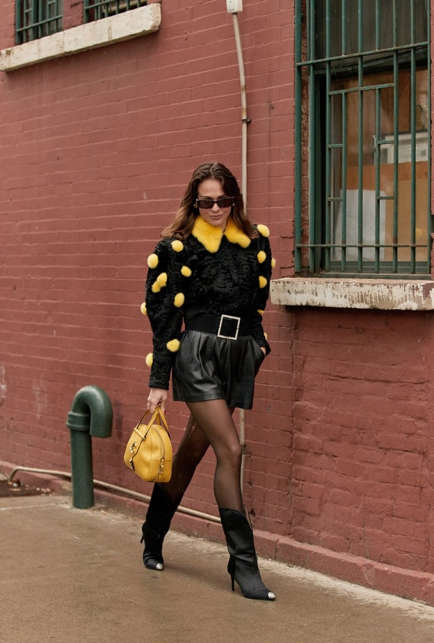 أفكار لتنسيق الشورت في اطلالات شتاء 2022