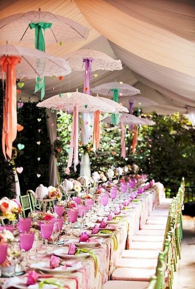 افكار زينة طاولات الزفاف بالمظلات