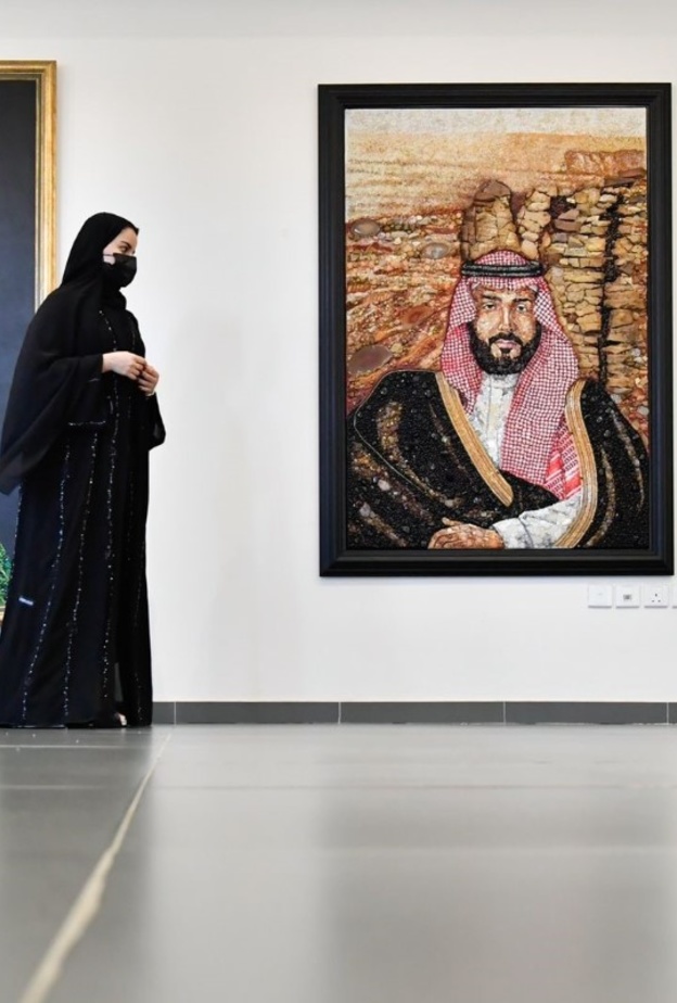 التشكيلية سارة الزايدي ولوحات تختزل أجمل العبارات بملايين القطع والأحجار الكريمة