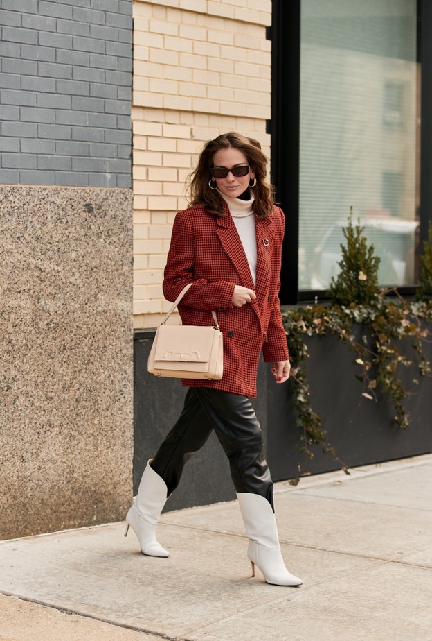 أفكار لتنسيق البوت الأبيض مع اطلالات شتاء 2022