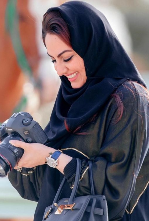 لوحة بعنوان "قمم الخليج" من الفنانة التشكيلية "نبيلة أبوالجدايل" بمناسبة القمة الخليجية