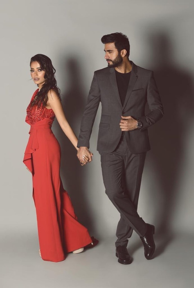 الفنانة رحمة رياض مع العريس- الصورة من انستغرام الفنانة