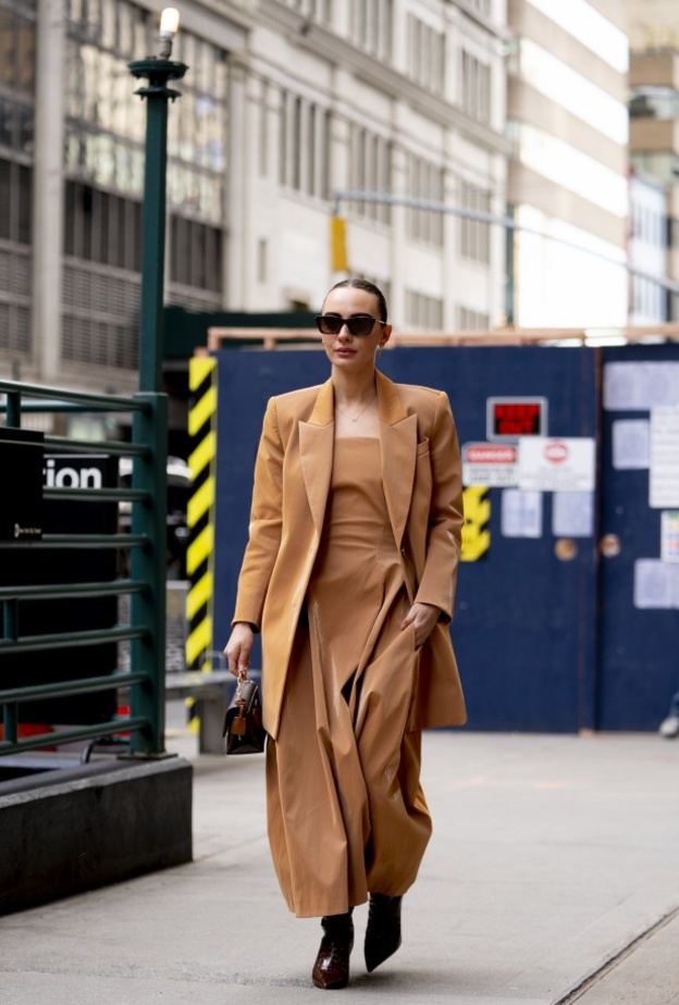 أفكار لتنسيق اللون الجملي مع الملابس الشتوية لاطلالة أنيقة ومميزة