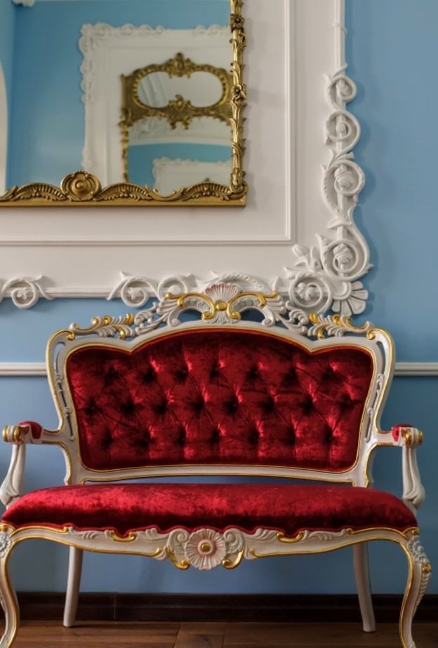المخمل الأحمر في تصميم كنب كلاسيكي
