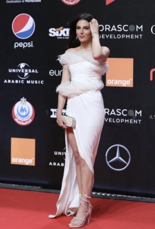 اطلالات النجمات العربيات في أزياء سهرة مزينة بالريش