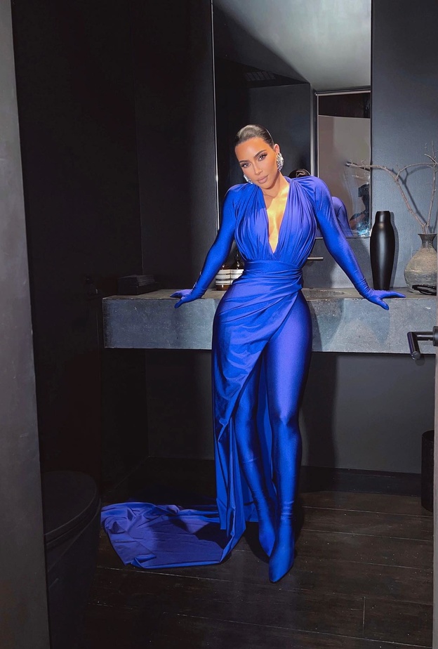 تألقت مصمم من قماش الـ spandexتميّز بقصة الـV neck والأكمام الطويلة التي تغطي اليدين