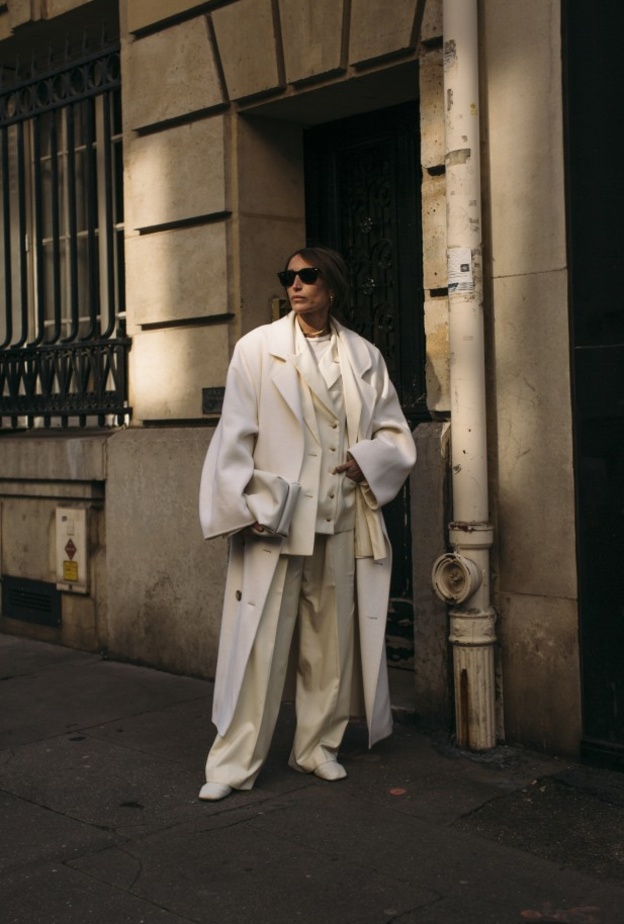 تألقي بإطلالات مونوكروم ومن خلال تنسيق طبقات عدة للوك يجمع بين الأناقة والكلاسيكية والعصرية