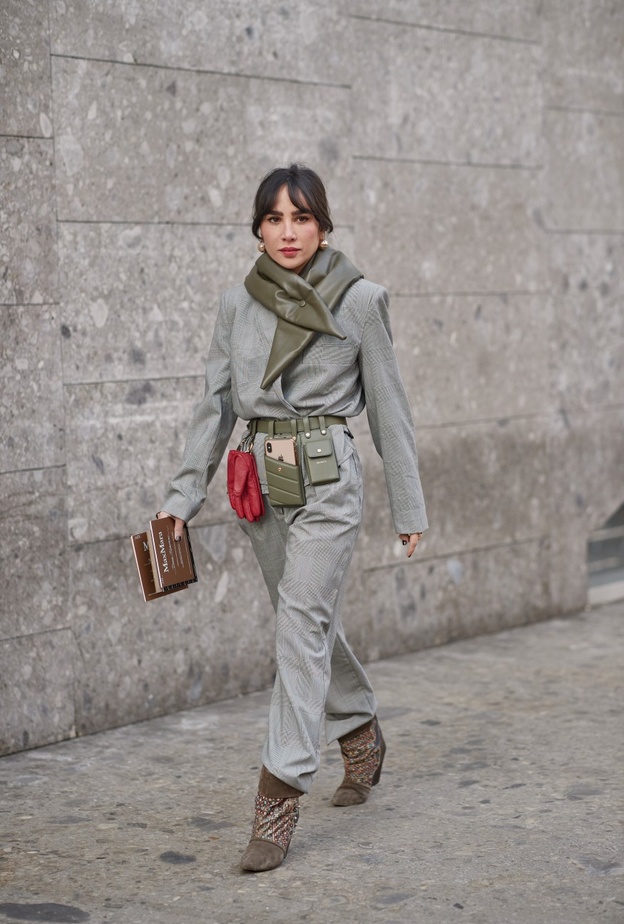 أفكار تنسيق أزياء بدرجات اللون الرمادي لإطلالات شتوية عصرية