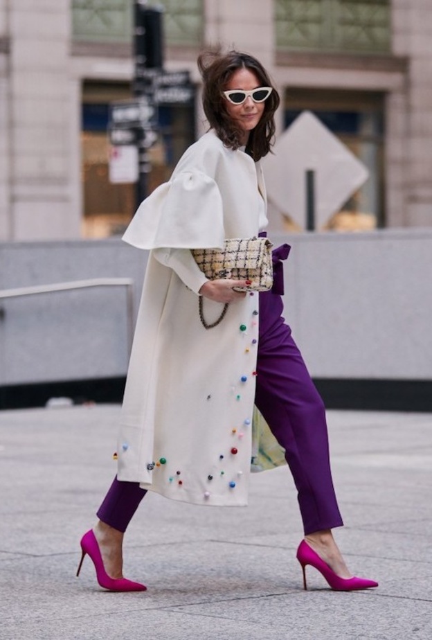 افكار لتنسيق البنطلون الملون ضن اطلالات العمل