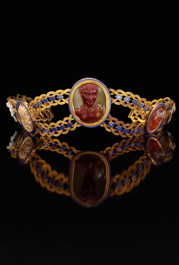 تاج الامبراطورة جوزفين من الذهب والإناميل مع قطع الكاميو المحفورة