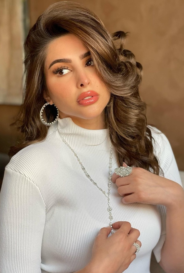 تسريحات زفاف راقية مع الخصل المجعدة والعريضة بأسلوب فوز الفهد