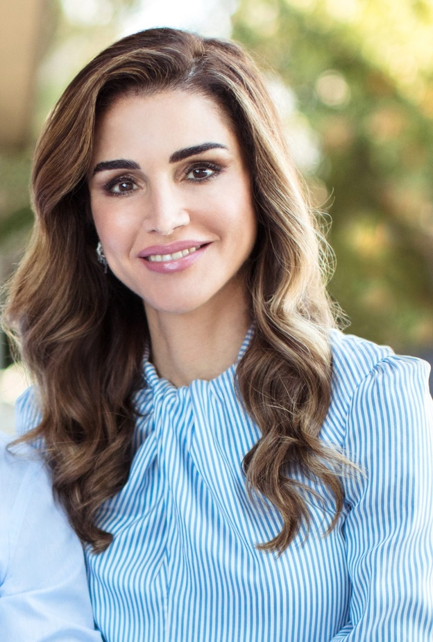 تسريحات شعر ويفي عريض لإطلالات نهاية العام بأسلوب الملكة رانيا