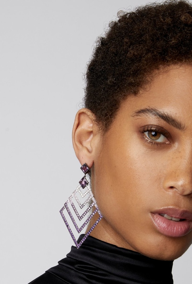 تصاميم أقراط راقية لأناقة السهرات الدافئة