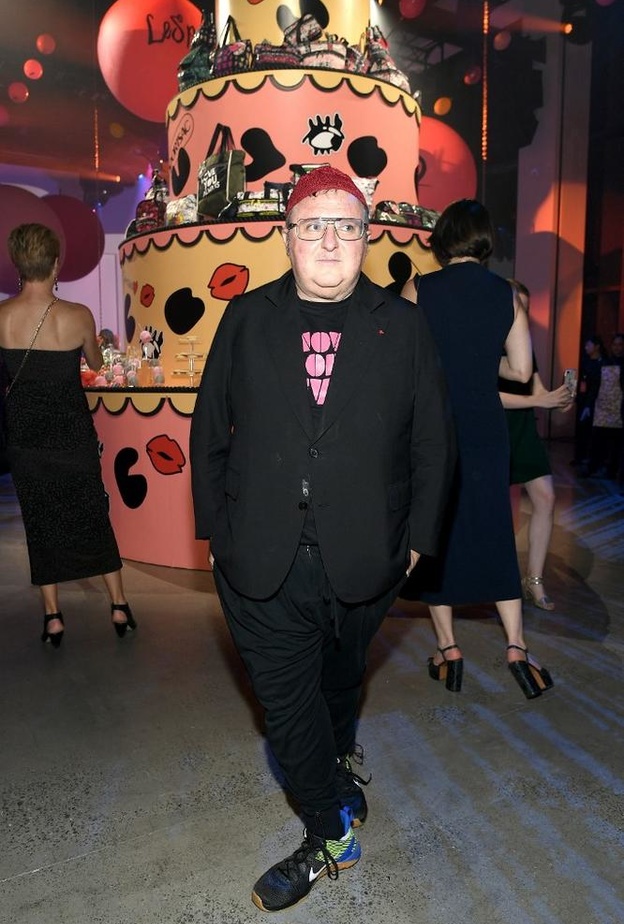 تميز Alber Elbaz بفساتينه البسيطة والتي غالباً كان يختار لها اللون الأسود