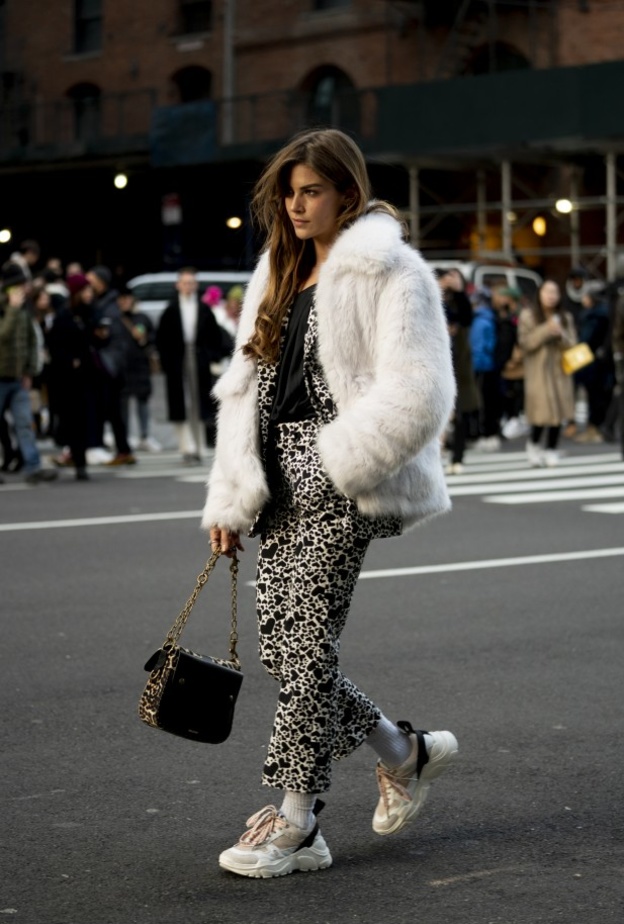 أفكار عصرية لتنسيق الأحذية الرياضية في اطلالات شتاء 2022