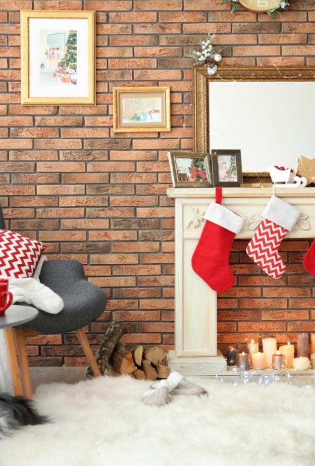 جدار حجري يبرز جمال المدفأة