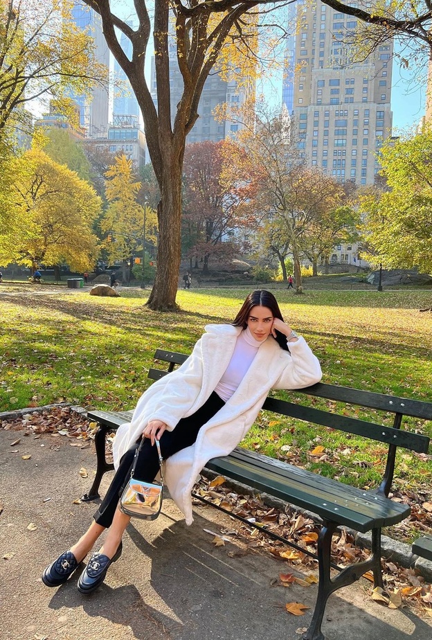 جيسيكا قهواتي إختارت الجاكيت الأبيض الطويل نسّقت تحته الكنزة والبنطلون الأسود