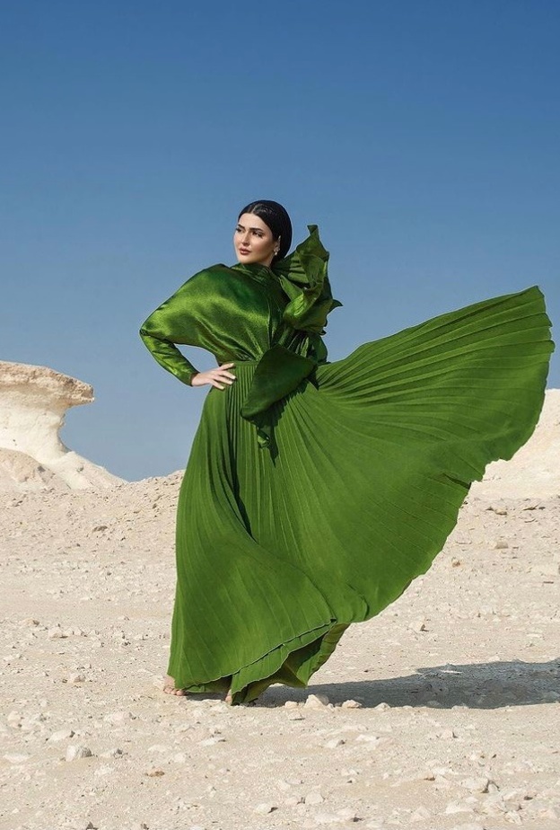 خطفت حنين الصيفي الأنظار بفستان طويل من مجموعة Solace London تميّز بقماشه اللامع والتنورة البليسه