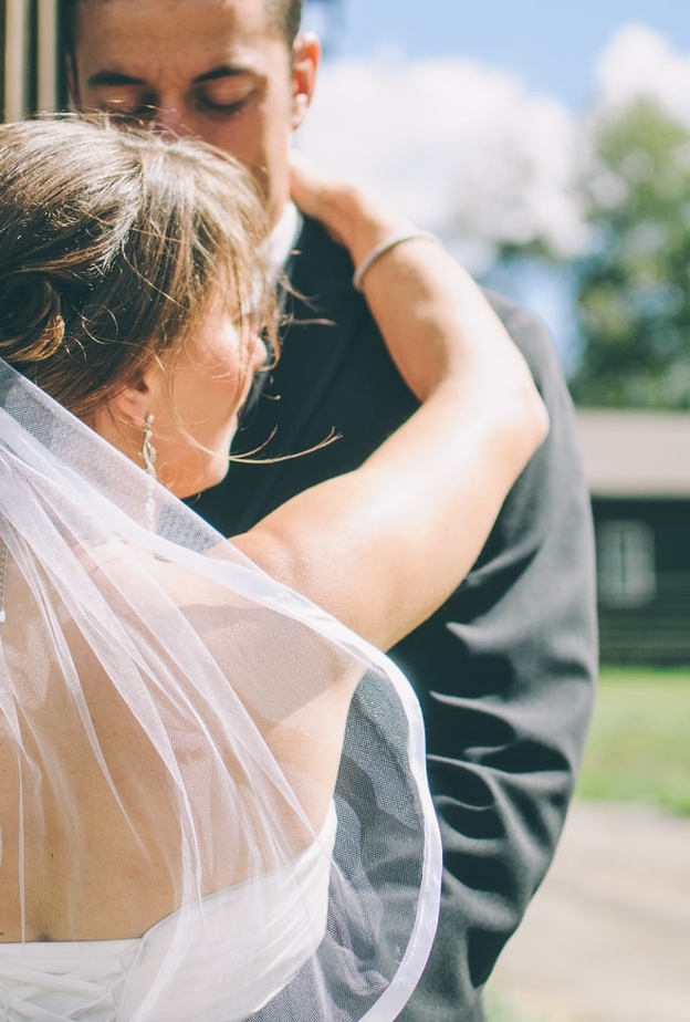 خلاف بين عروسين بسبب غيرة العروس من زميلة عريسها