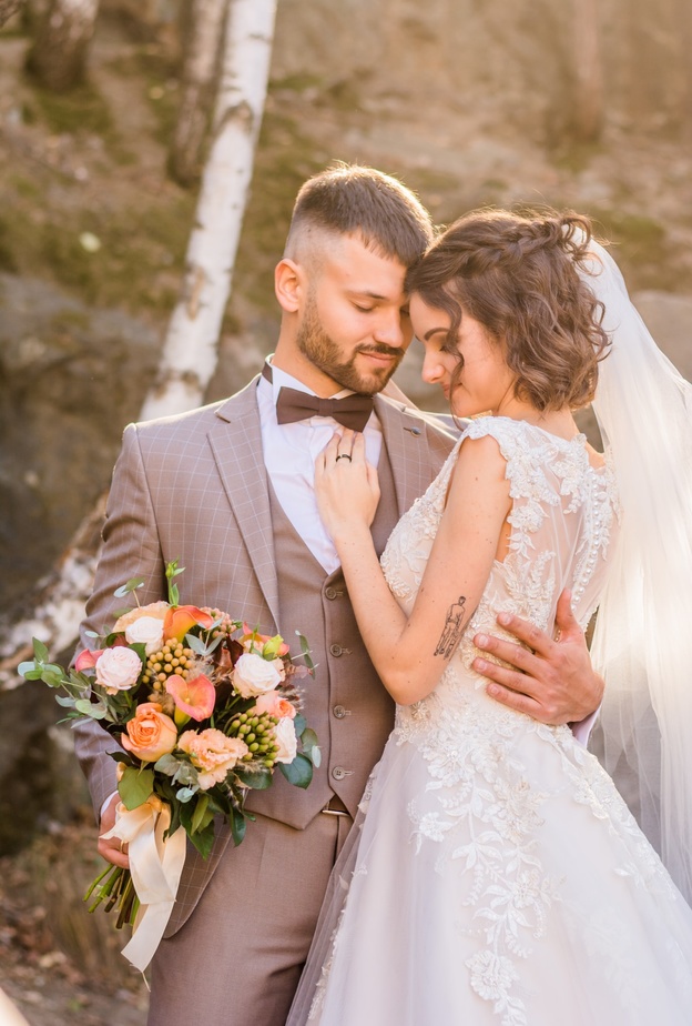 خلاف بين عروسين وإحدى ضيفات حفل الزفاف بسبب ترتيب أماكن الجلوس