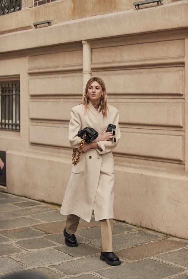 أفكار لتنسيق اللون البيج في اطلالات شتاء 2022