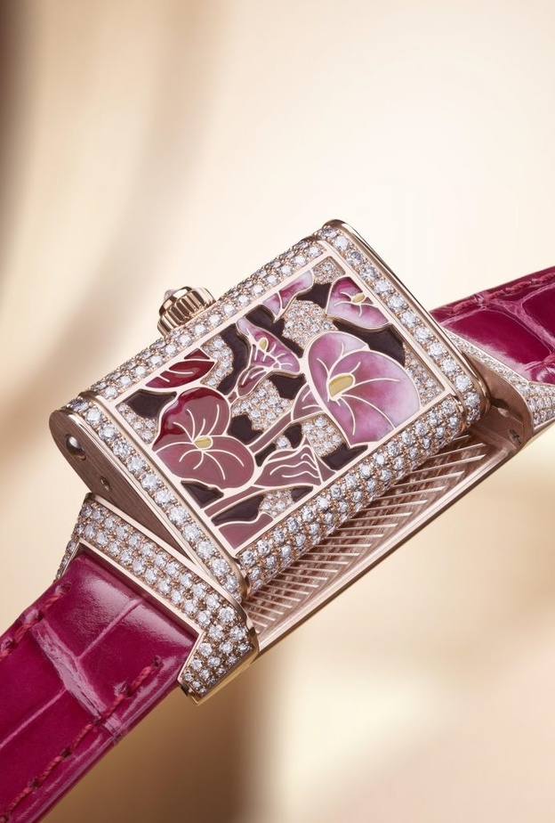 ساعات باللون الأحمر لأناقتك في رأس السنة