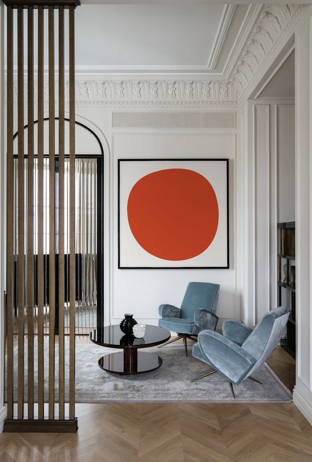 سجادة باللون الأزرق تنسجم مع تصاميم الكراسي