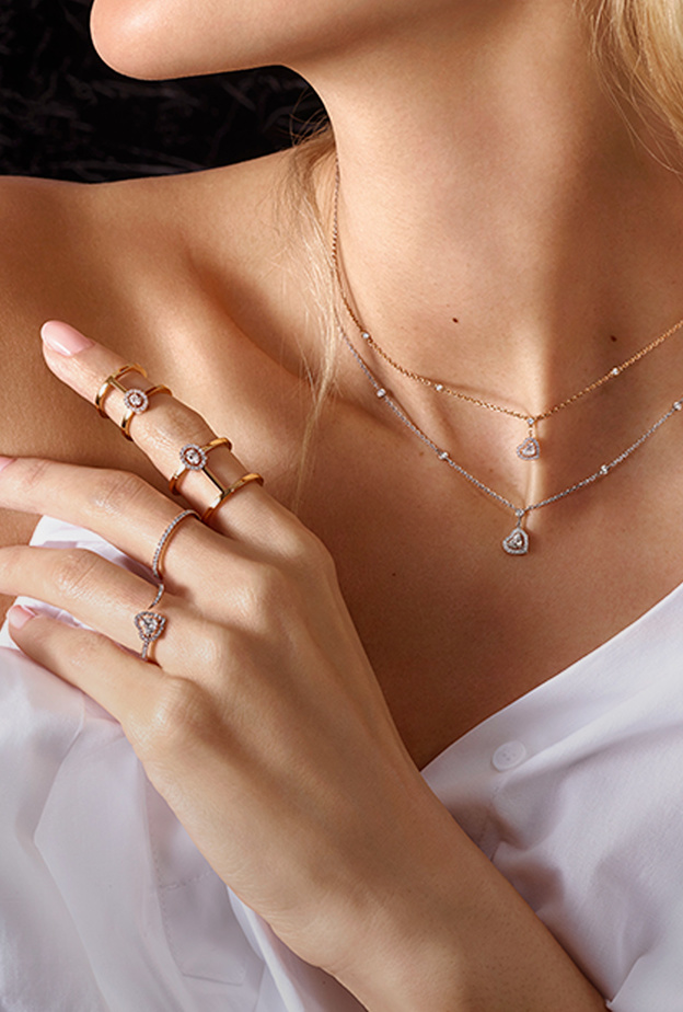 سحر ناعم مع مجوهرات ذهب معبرة عن الرومانسية