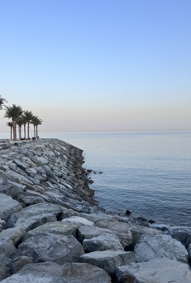 شواطئ ساحرة في العقة - المصدر AdelShakeri.