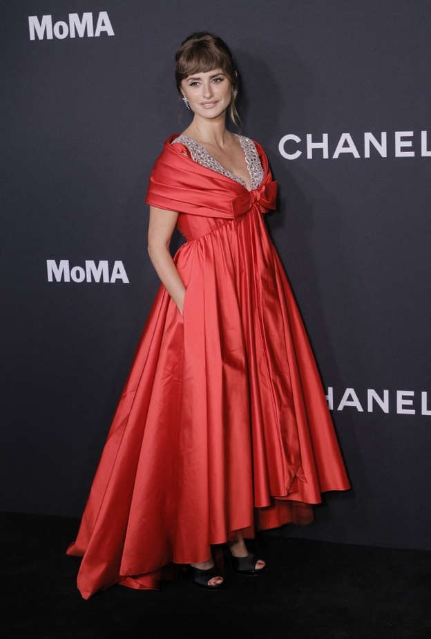 صور إطلالة بينيلوبي كروز تخطف الأنظار بالفستان الأحمر