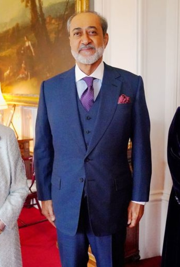 صور الملكة إليزابيث بإطلالة كلاسيكية والسيدة عهد بنت عبد الله تتألق بالمخمل