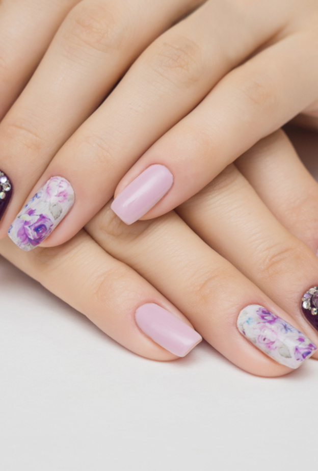 أفكار رسومات أظافر للإحتفال برأس السنة 2022