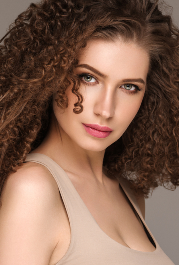 خلطات طبيعية لتنعيم الشعر المجعد قبل راس السنة 2022